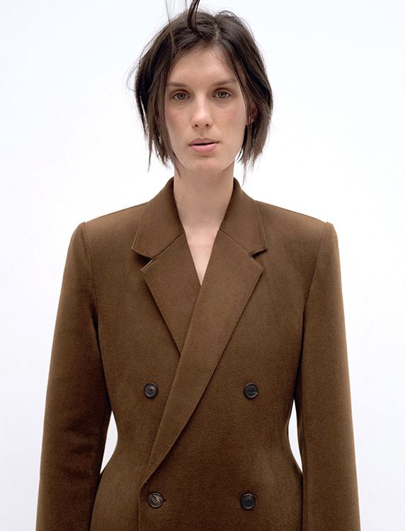 Carr� d�structur� + blazer �pur� = le bon mix