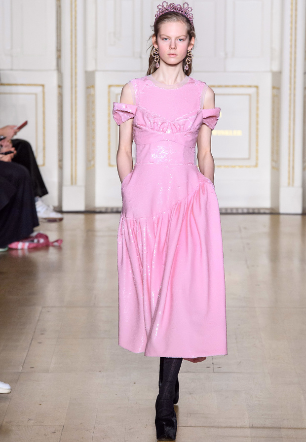 On aime quand Simone Rocha revisite le rose girly !