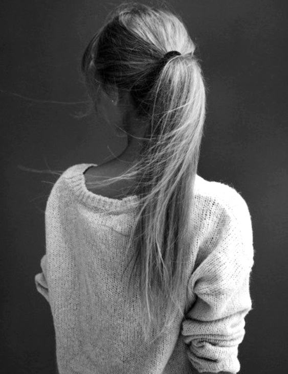 Longue queue de cheval haute + pull l�g�rement loose = le bon mix