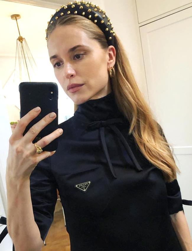 Le serre-t�te � studs ou quand les attributs bourgeois s'encanaillent !