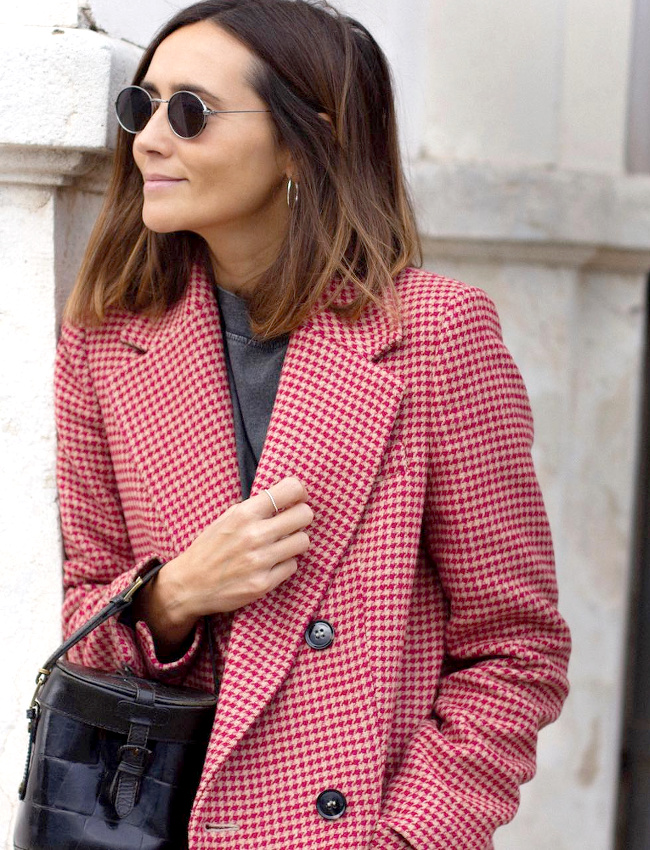 Blazer pied-de-poule rouge + sweat noir d�lav� = le bon mix