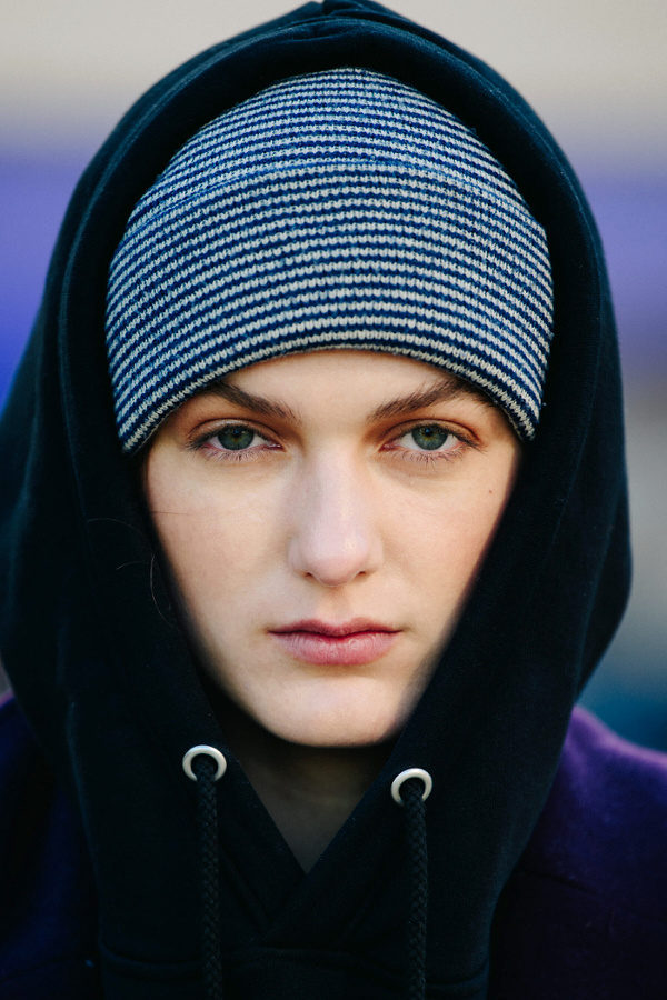 Rien de tel que le combo bonnet/capuche de sweat-shirt pour affronter le froid en mode cosy-streetwear !