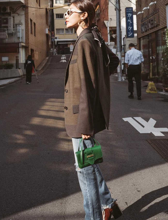 Oui au mini accessoire color� susceptible de twister un look aux teintes sobres !