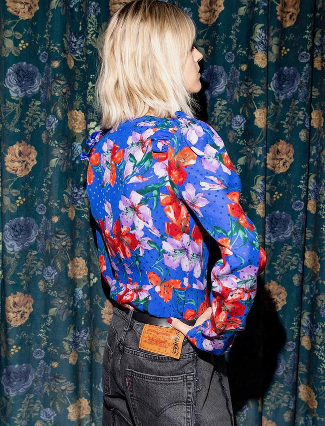 Blouse un brin kitsch + jean large noir d�lav� = le bon mix