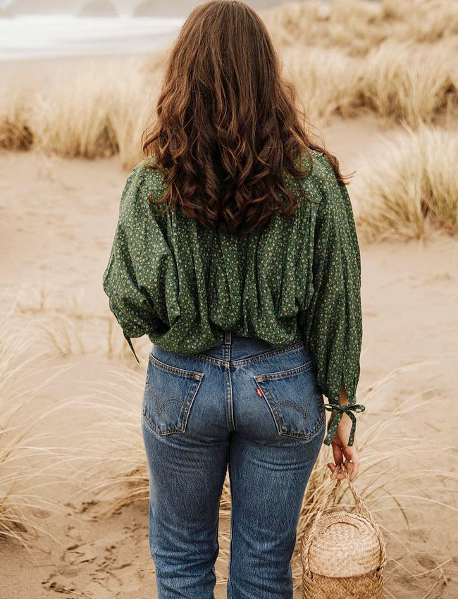 Ample blouse mouchet�e + jean + panier tress� = le bon mix