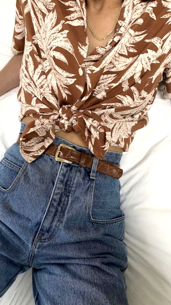 Chemise hawa�enne � imprim� blanc sur marron + jean d�lav� taille haute = le bon mix