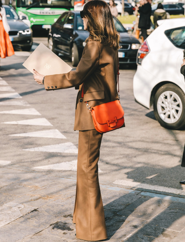 Rien de tel qu'une pointe d'orange pour relever un ensemble caf� au lait !