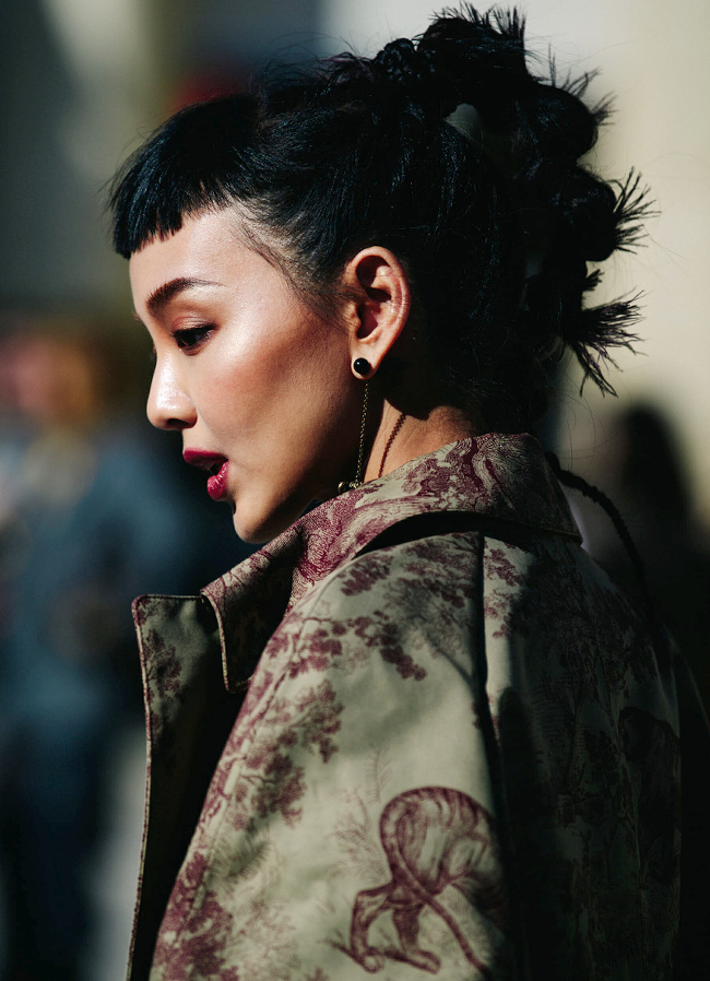 Coiffure n�o punk + veste army d�licatement brod�e = le bon mix