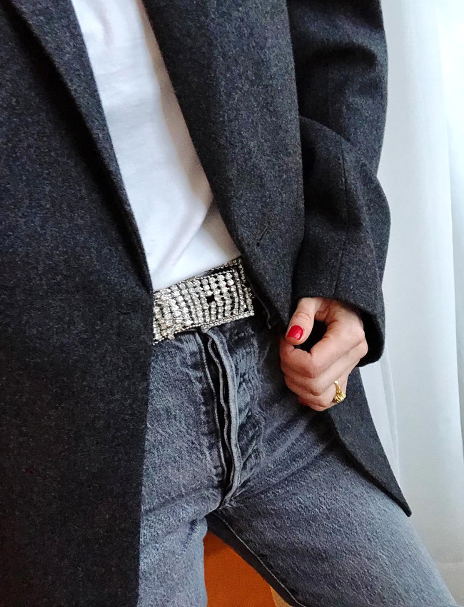 Rien de tel qu'une petite touche de strass pour pimenter un look casual chic !