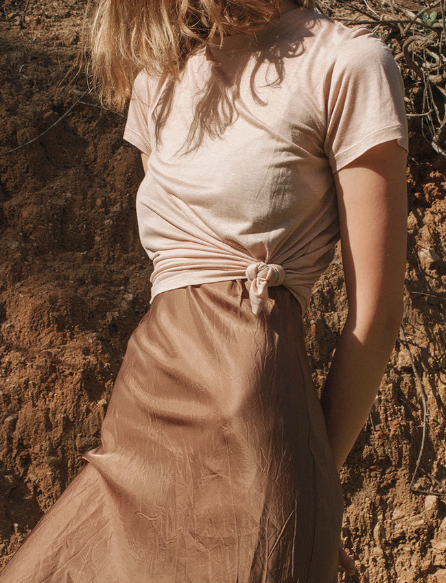 Longue slip dress en satin + �troit tee-shirt nou� sur le c�t� = le bon mix