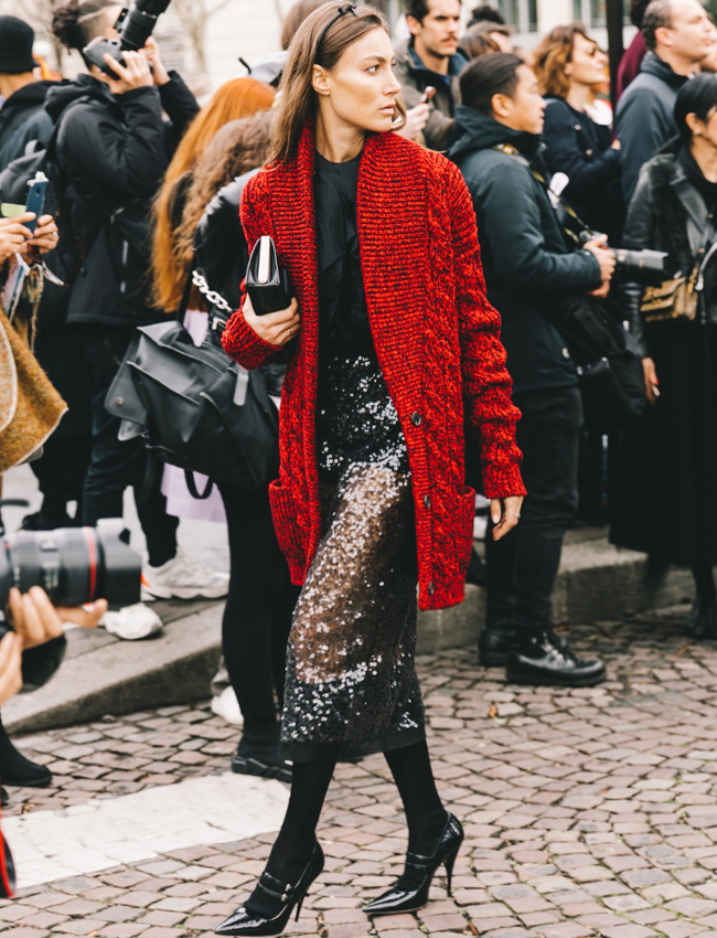 Oui � l'�pais gilet de grand-p�re port� en mode chic !