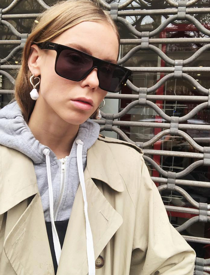 Trench + sweat � capuche = le bon mix