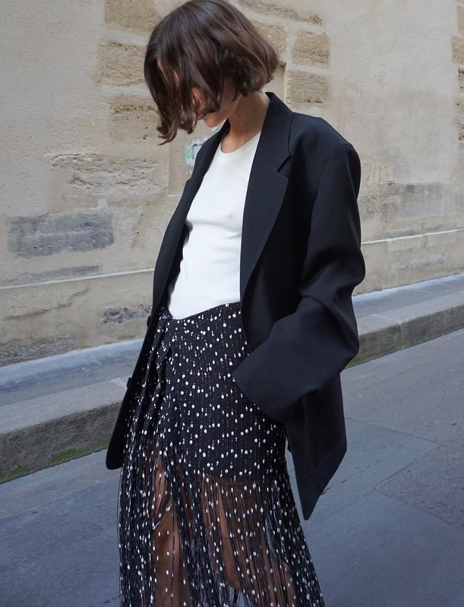 Oui au mix and match entre ampleur masculine et transparence mouchet�e !