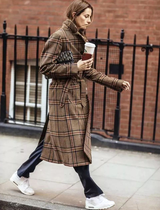 M�lant pardessus british, baskets immacul�es et pantalon bleu marine, ce look a tout bon !