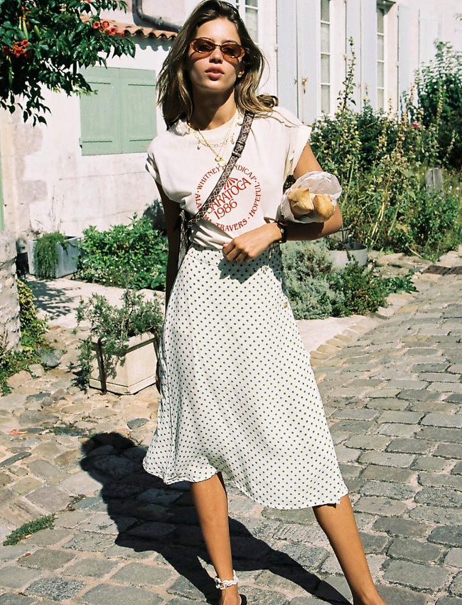 Tee-shirt imprim� us� + pimpante jupe midi � pois = le bon mix