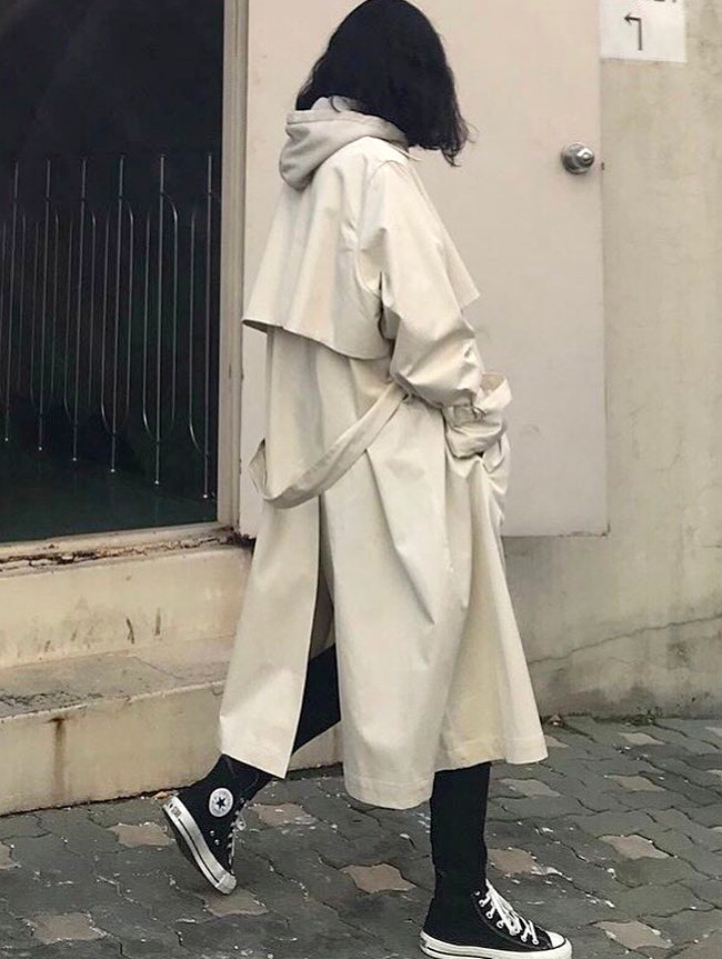 Sweat � capuche + long trench = le bon mix