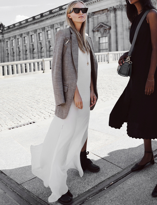 Longue robe minimaliste + blazer masculin = le bon mix