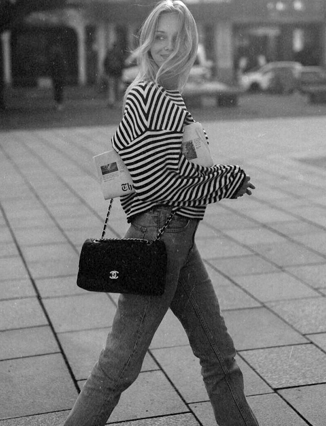 Le combo marini�re/jean/petit sac Chanel se r�v�le toujours aussi efficace !