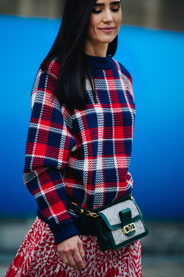 Mariant rugosit� cosy et d�licatesse f�minine, ce mix gros pull/jupe pliss�e a tout bon !