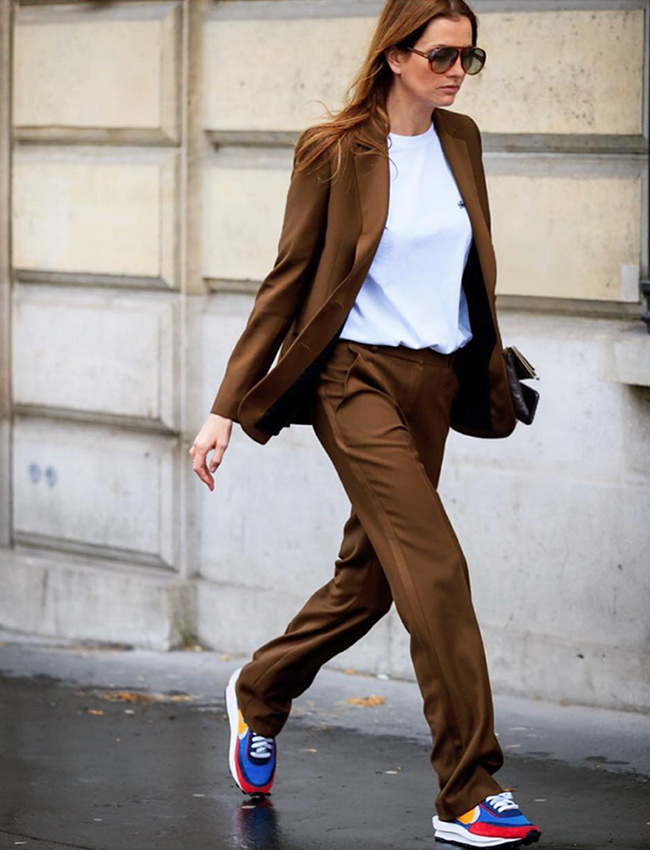 Costume marron + baskets technicolores = le bon mix