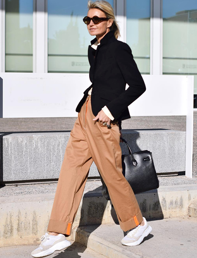 Blazer court et cintr� + pantalon large + baskets = le bon mix