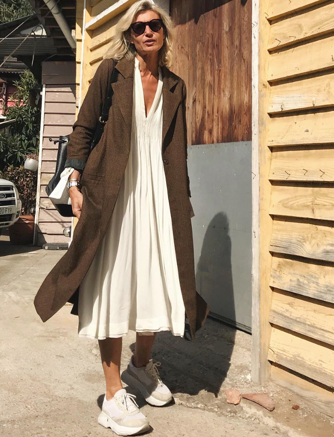 Robe estivale mi-longue + long manteau de demi-saison + runnings = le bon mix
