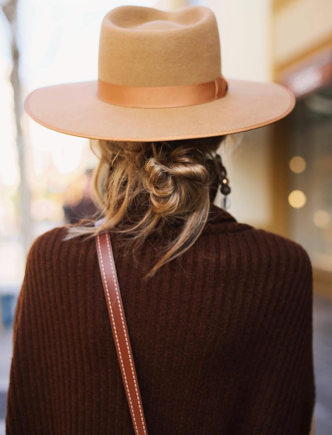 Fedora + chignon bas d�sordonn� + gros pull = le bon mix