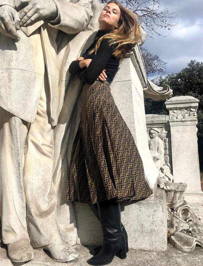 M�lant ampleur pliss�e et taille haute gainant les hanches, la coupe de cette jupe midi � tout bon !