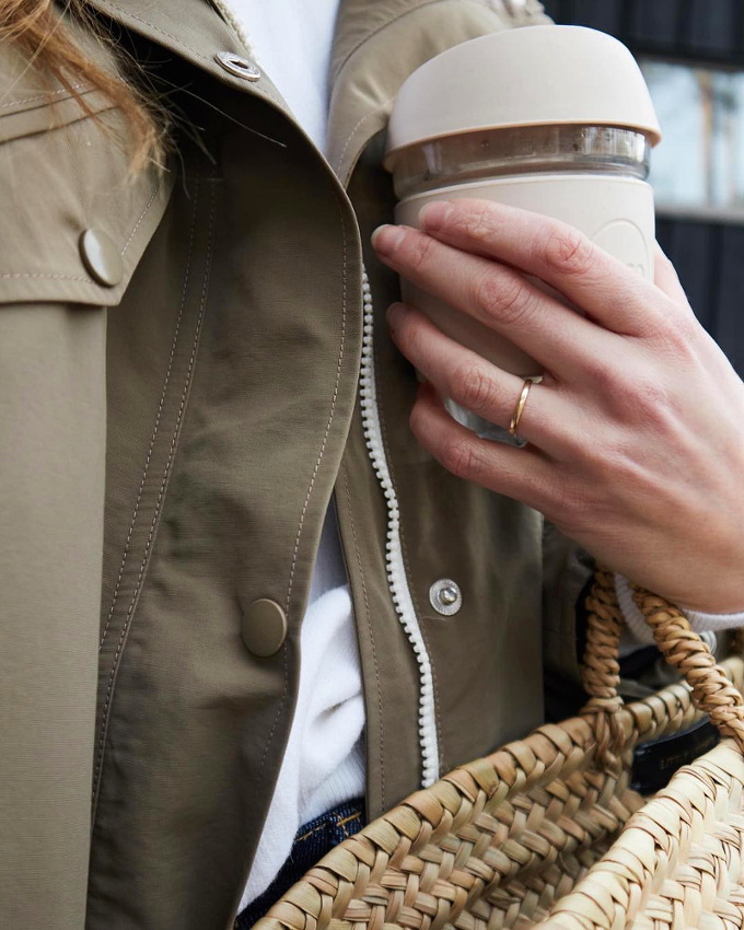 Parka olive + panier en osier = le bon mix