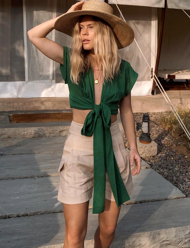 Short esprit utilitaire + top sophistiqu� = le bon mix