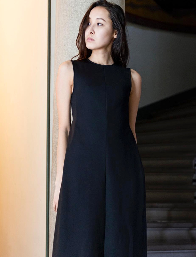 M�lant minimalisme et �pure aust�re, cette robe sublime la notion de simplicit�