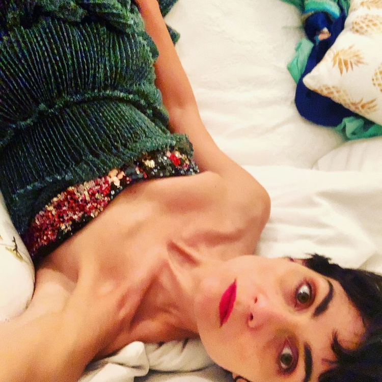 Cheveux courts + robe du soir fantaisie = le bon mix