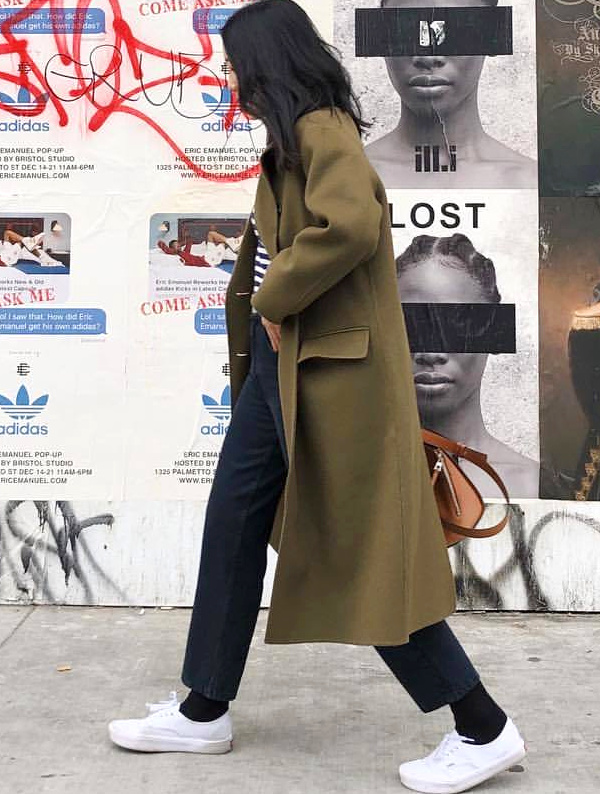 Rien de tel qu'une touche de kaki pour booster le look marini�re/baskets blanches/pantalon bleu marine !