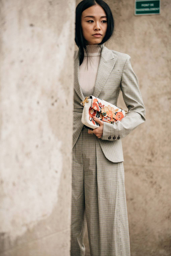 Rien de tel qu'un sac � main raffin� pour �gayer un costume masculin !