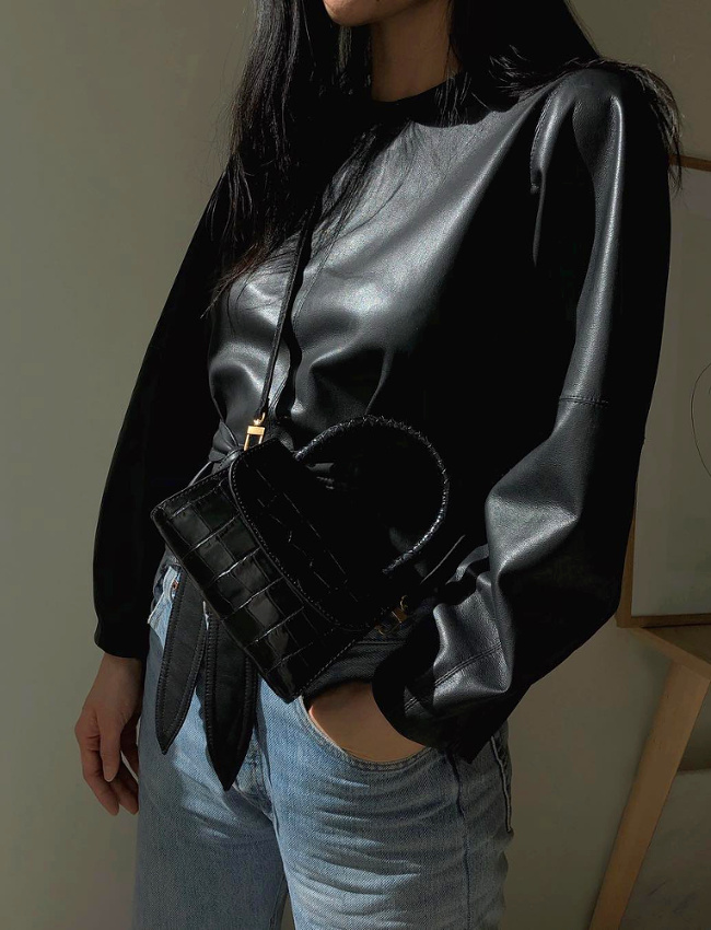 Pour ou contre les top manches longues en cuir ?