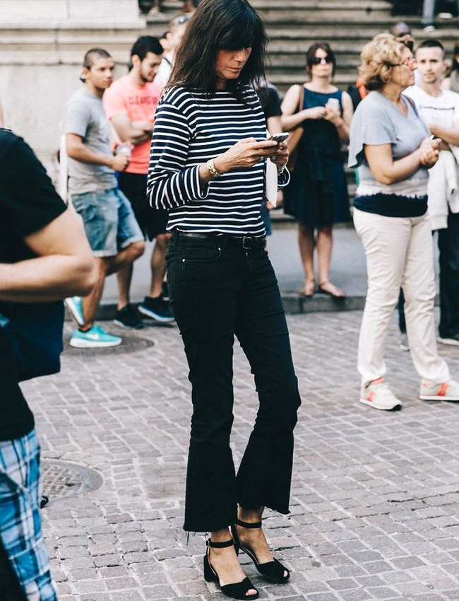 Jean flare 7/8 + petit pull ray� + sandales � talons = le bon mix