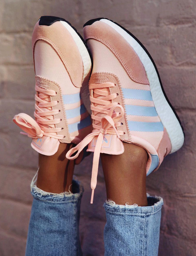 Les couleurs drag�es si�ent particuli�rement bien aux sneakers printani�res !