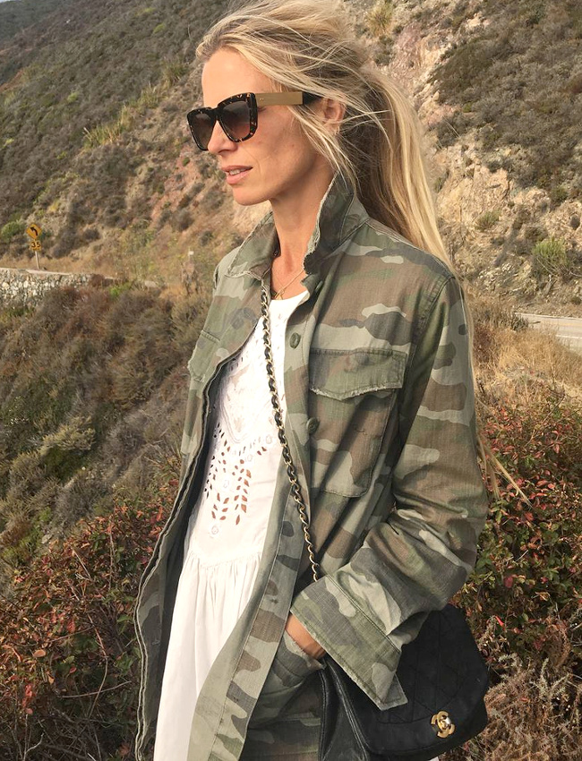 Veste camouflage + petite robe blanche boho = le bon mix
