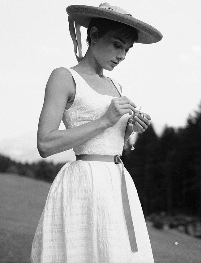 Oui au duo tenue ultra f�minine/cheveux tr�s courts !