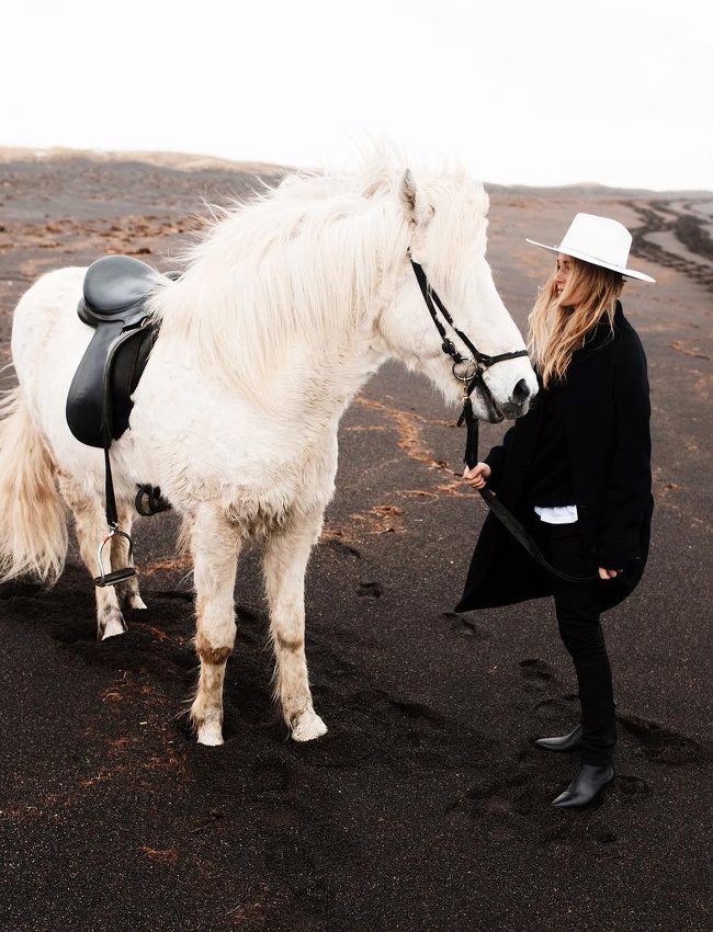 Toujours assortir sa tenue � sa monture !