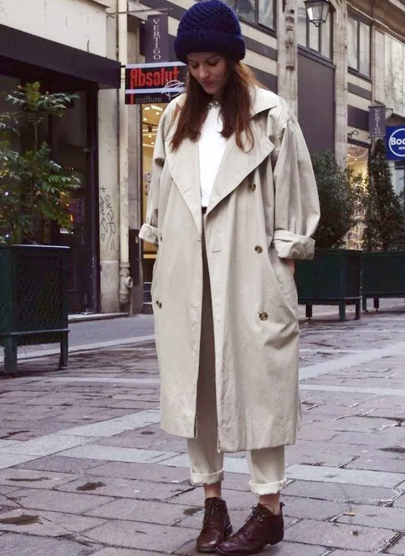 Trench oversize port� les manches roulott�es + bonnet bleu marine = le bon mix