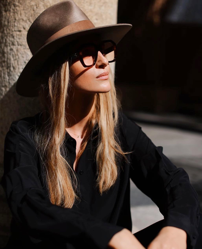 Fedora en cuir + maxi montures  = le bon mix