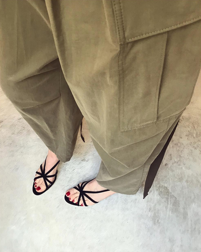 Maxi baggy cargo + fines sandales = le bon mix