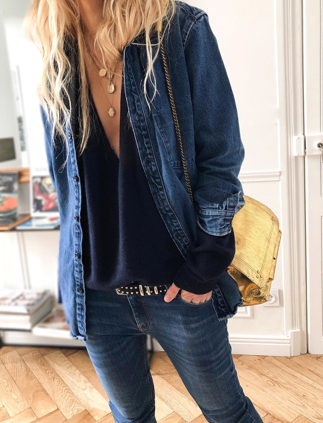 Oui � la chemise en jean d'homme port�e en guise de veste !