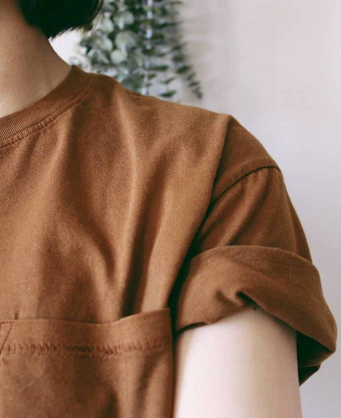 Tee-shirt noisette + roulottage de manches = le bon mix