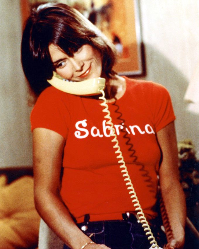 Wanted : un tee-shirt rouge, un jean bien brut et un t�l�phone � fil jaune p�le !