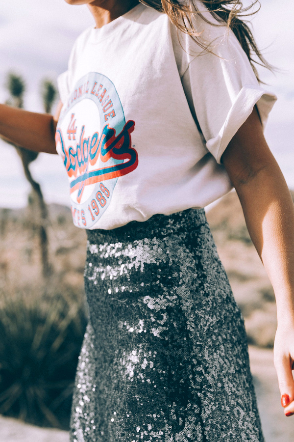 On ne se lasse pas du mix tee-shirt fantaisie/jupe � sequins !