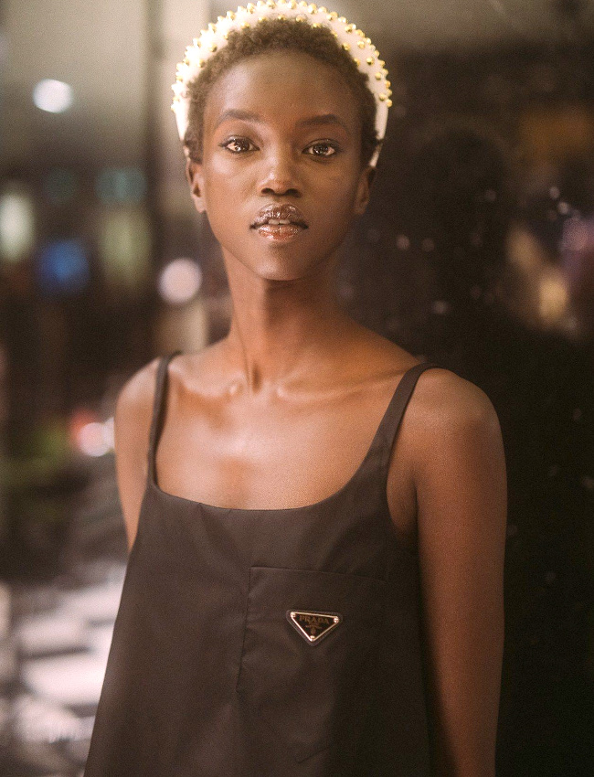 Port� avec modernit�, le serre-t�te gagne en fashion appeal