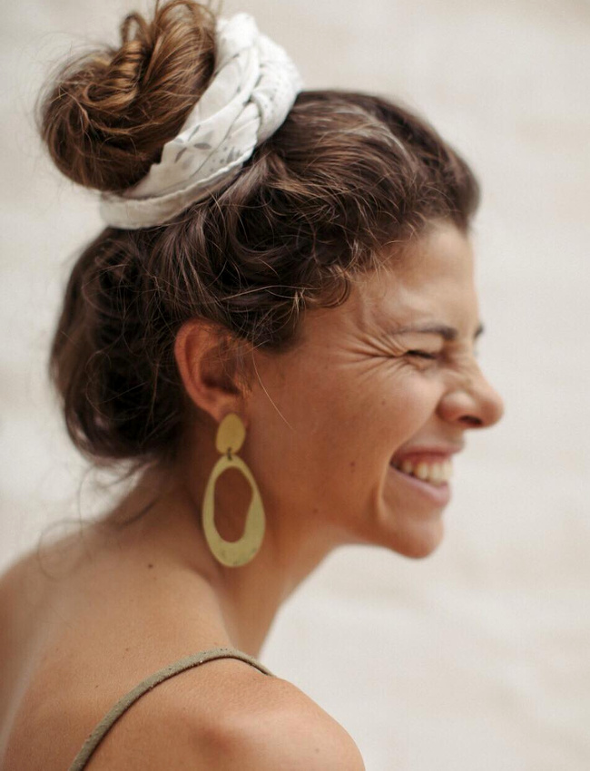 Chignon flou + maxi boucles d'oreilles dor�es = le bon mix