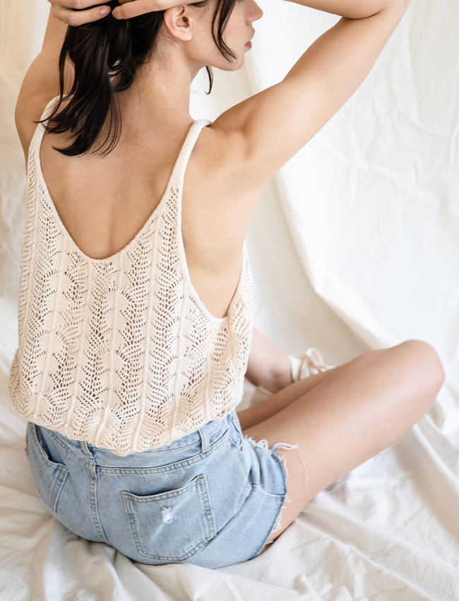 Marcel en crochet + short en jean destroyed = le bon mix